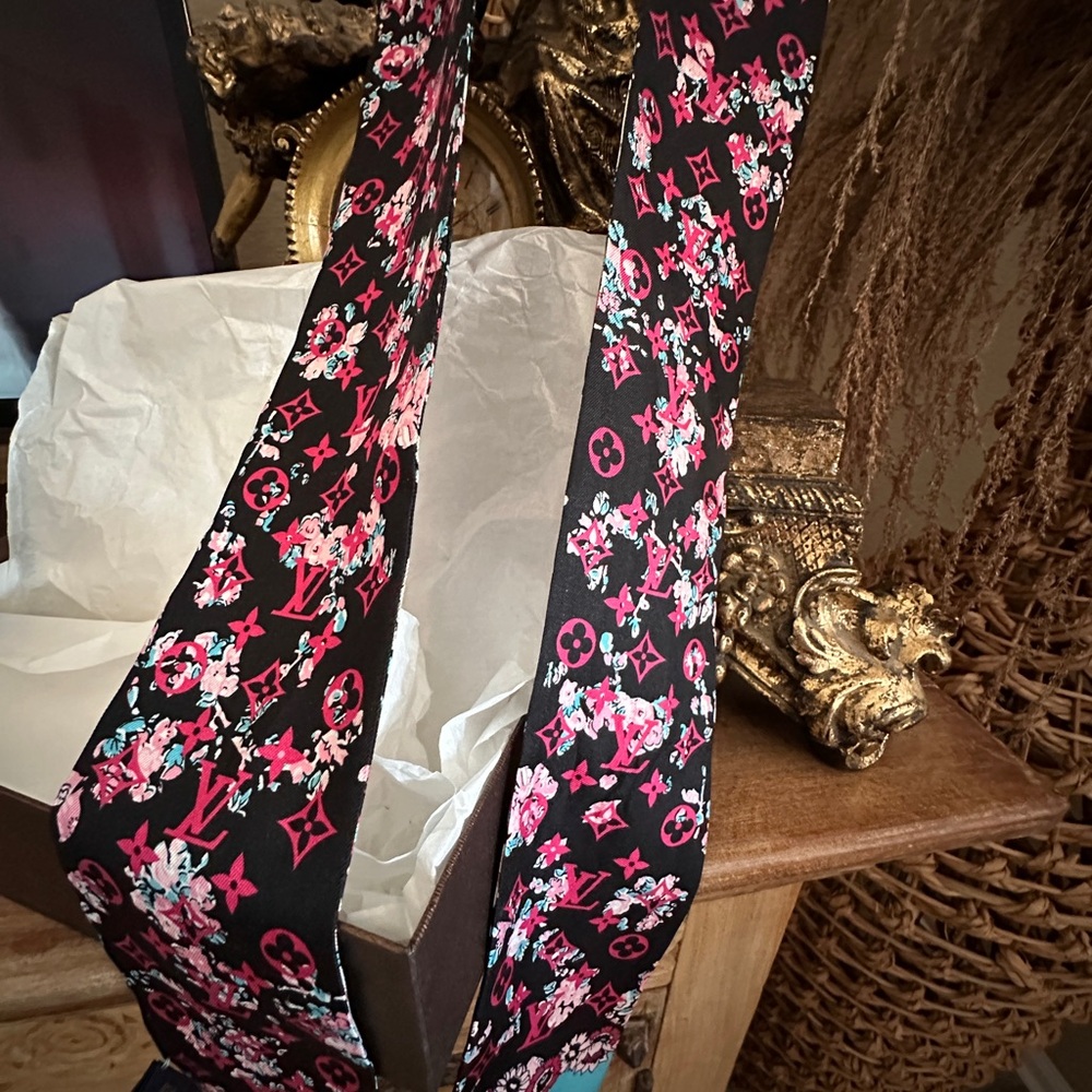 Louis Vuitton Authentic Silk Floral Scarf Reversible Teal Black Pink LV Logo 46” - Picture 5 of 11